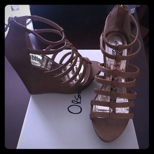 BRAND NEW Wedges with gold bow detail