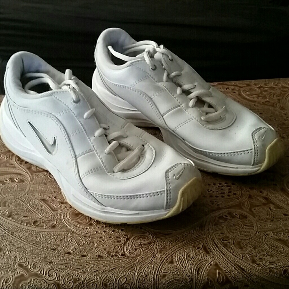 Womens size 8 Nike Cheer shoes