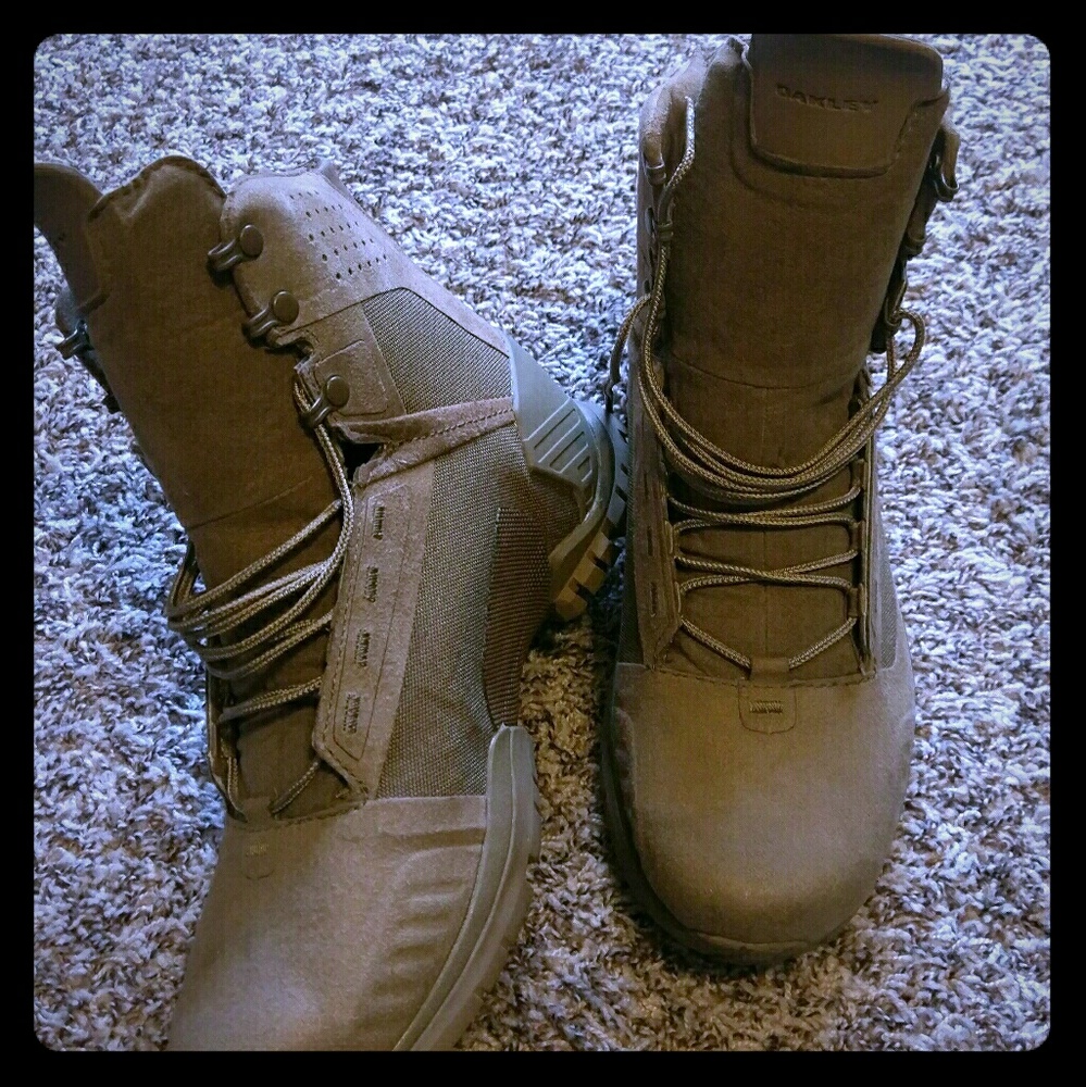Men's size 9.5 Oakley tactical boots coyote color