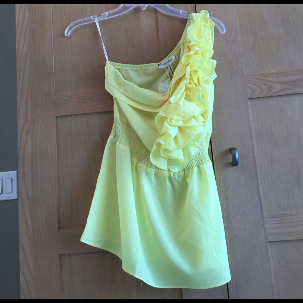 One shoulder top