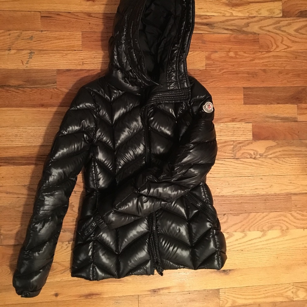 Authentic Women's Moncler short black puffer