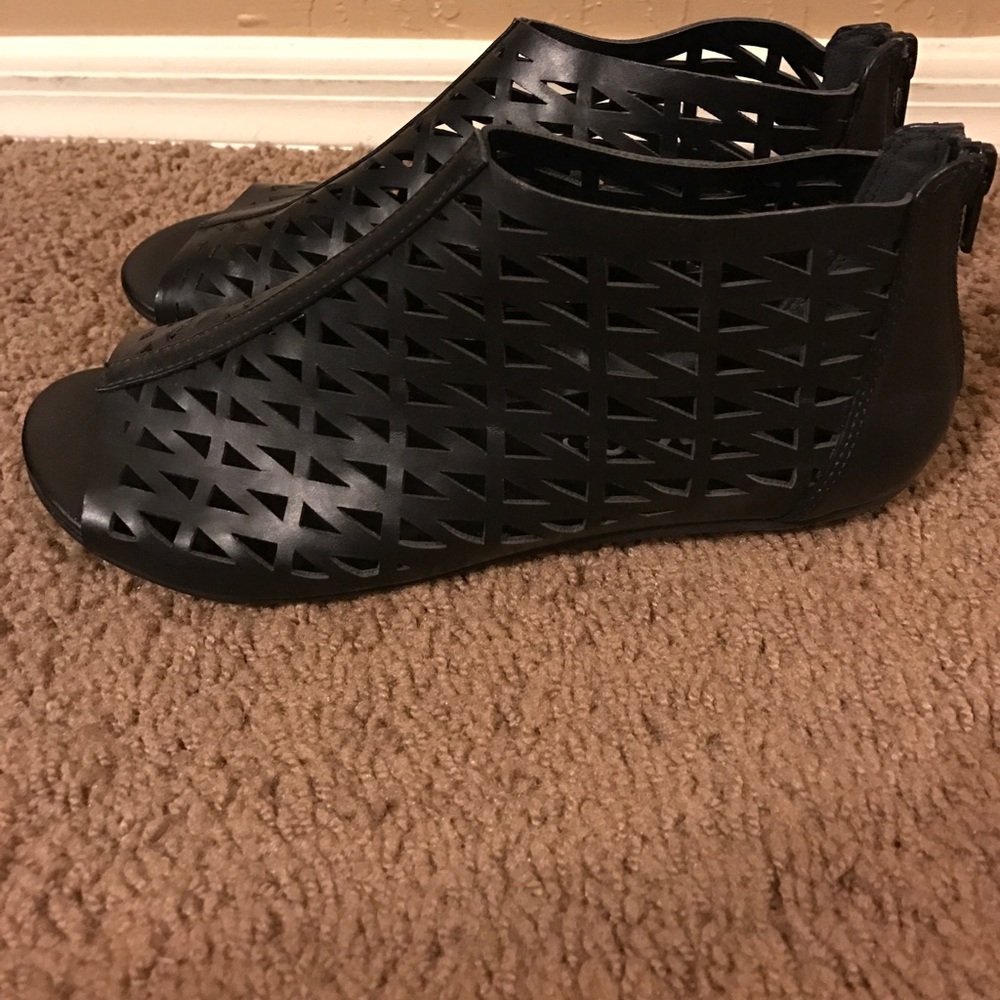 Mudd size 7 sandals.