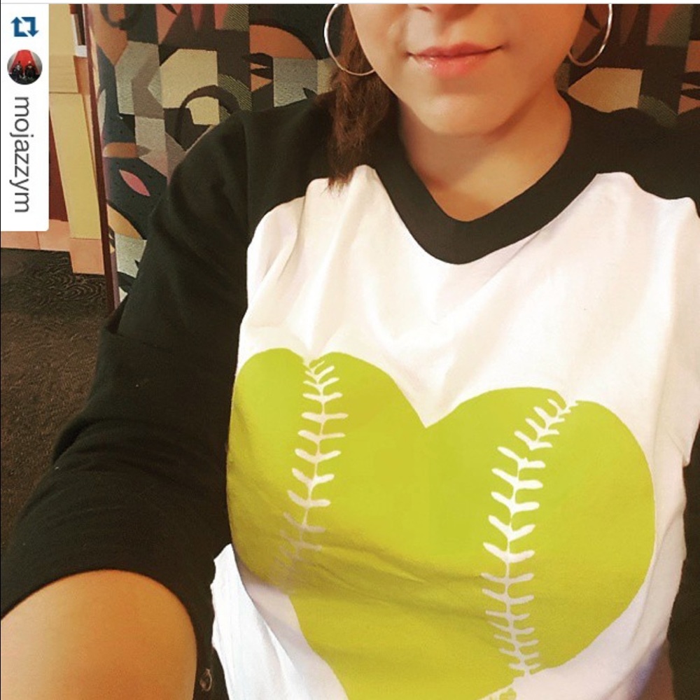 ***FLASH SALE** Blk sleeve Raglan w/ yellow ❤️