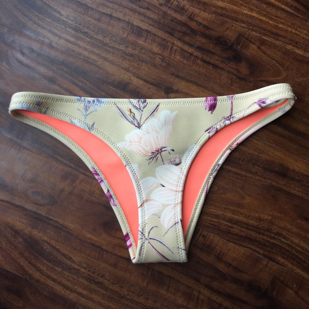 Triangl swim bottoms size small