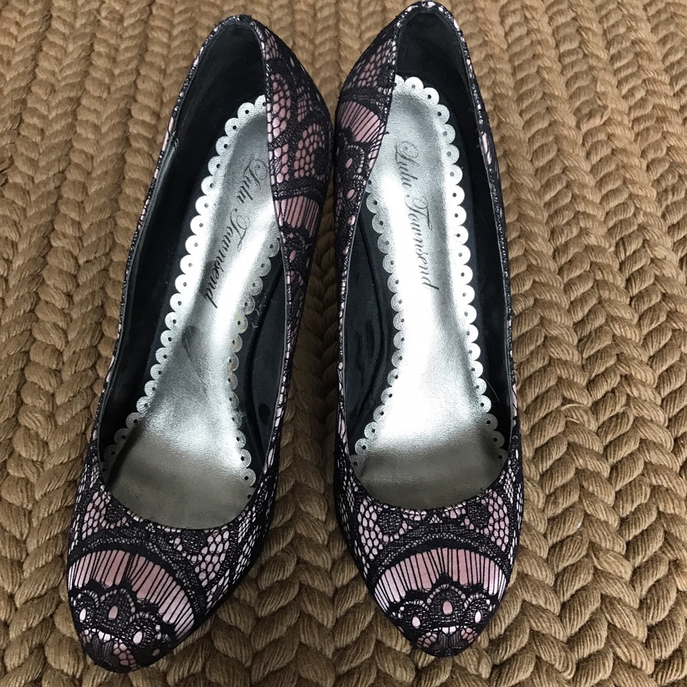 Pink pumps with overlayed black lace