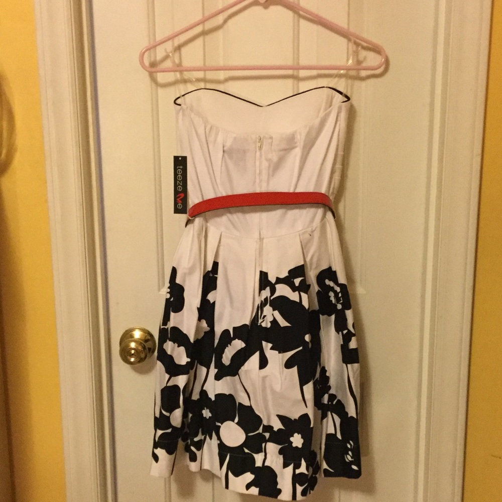 Black and White Floral Dress NWT 🌹