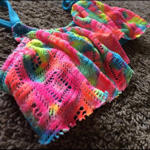 A tie-die bikini top - Picture 3 of 4