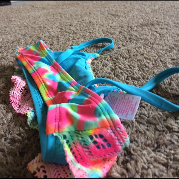 A tie-die bikini top - Picture 4 of 4