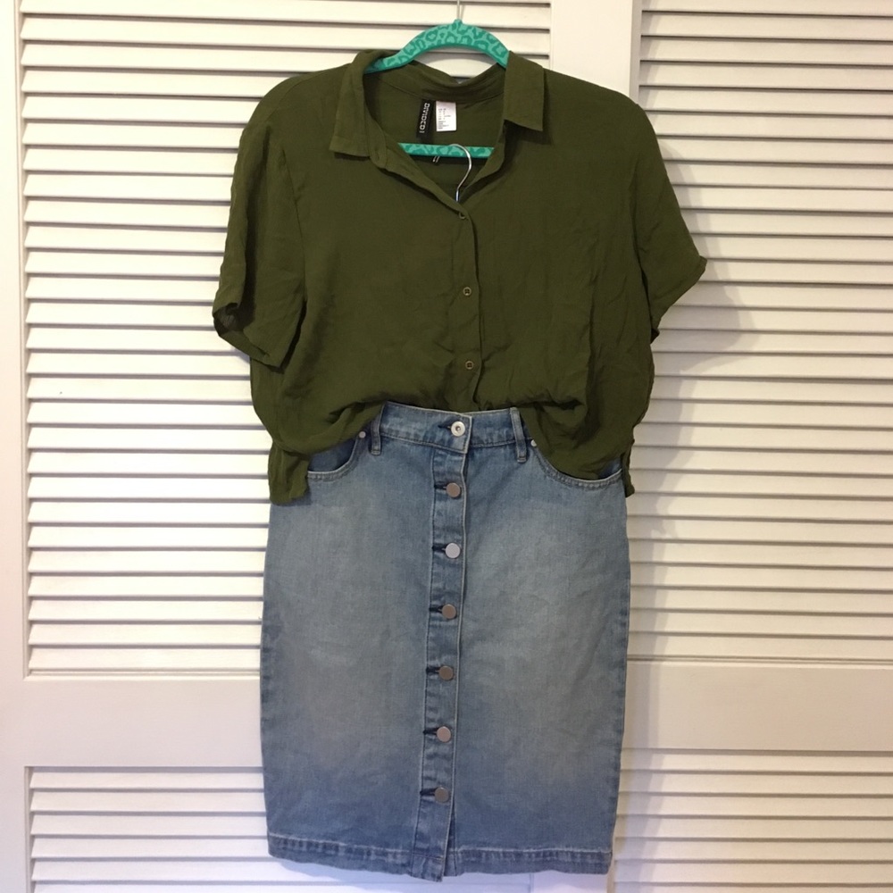 Crop top (8) + high waisted denim skirt (26)