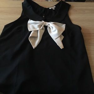 Black sleeveless Peter Pan collar shirt