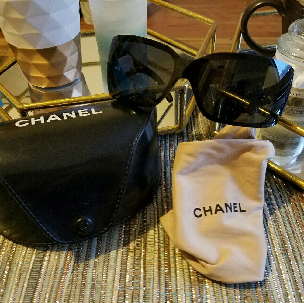 Authentic CHANEL sunglasses black 6012 like new