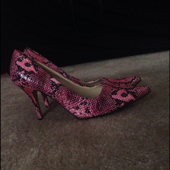 Pink and black pointed heels - Picture 2 of 3