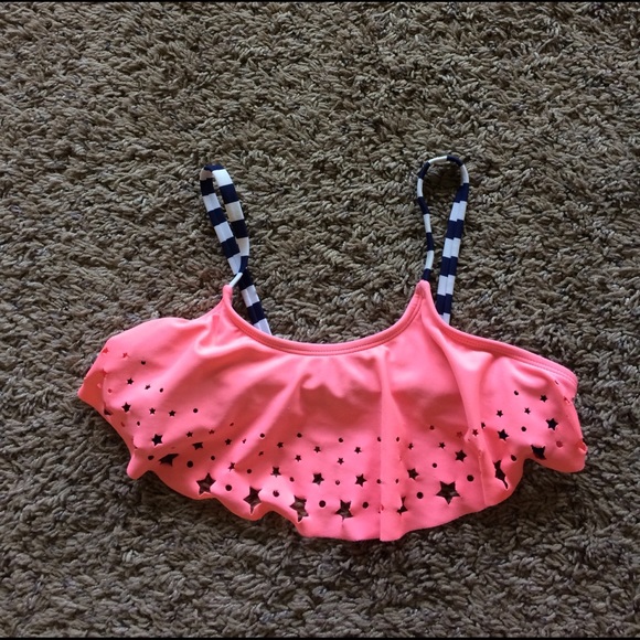 A bikini top with a pink front and stars cut out - Picture 2 of 4