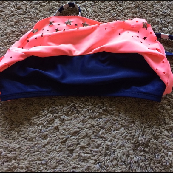 A bikini top with a pink front and stars cut out - Picture 4 of 4