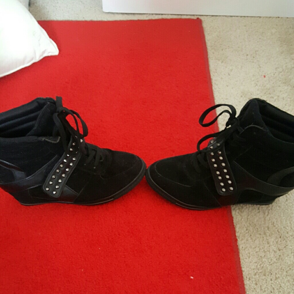 Black wedge sneakers