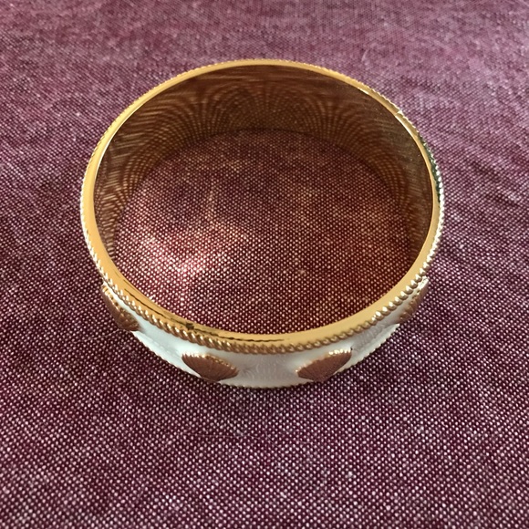 Lilly Pulitzer Jewelry - Lilly Pulitzer White and Gold Seashell Bracelet Lilly Pulitzer Jewelry - Lilly Pulitzer White and Gold Seashell Bracelet