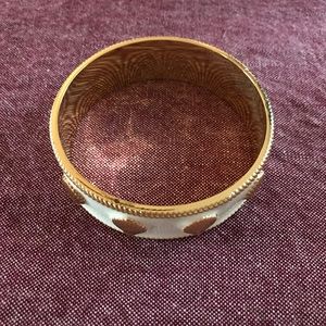 Lilly Pulitzer Jewelry - Lilly Pulitzer White and Gold Seashell Bracelet Lilly Pulitzer Jewelry - Lilly Pulitzer White and Gold Seashell Bracelet