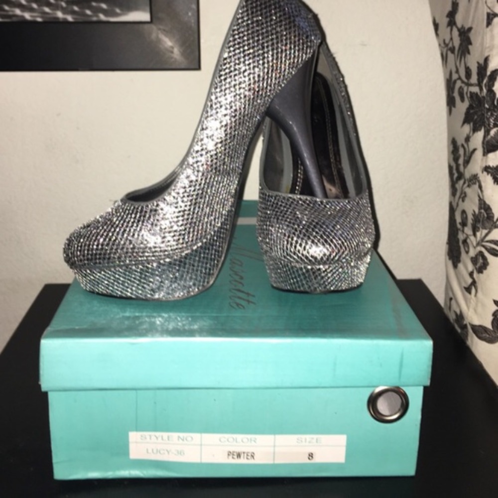 Silver Heels - Picture 2 of 6