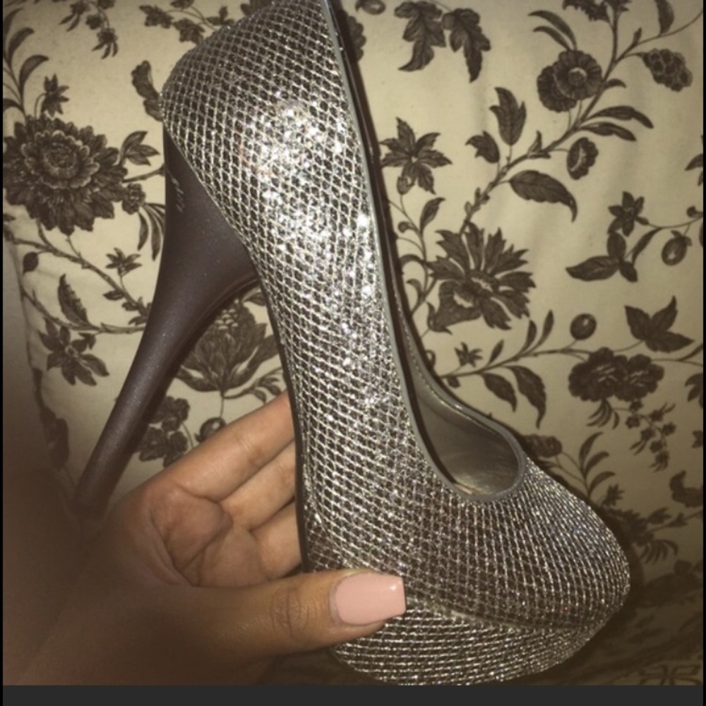 Silver Heels - Picture 3 of 6