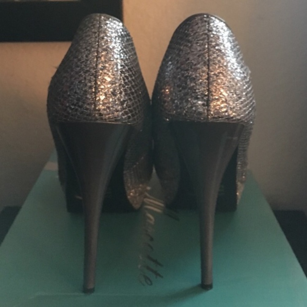 Silver Heels - Picture 4 of 6