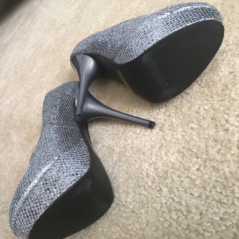 Silver Heels - Picture 5 of 6