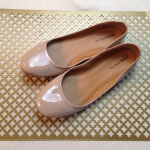 Classy blush colored balet flats.
