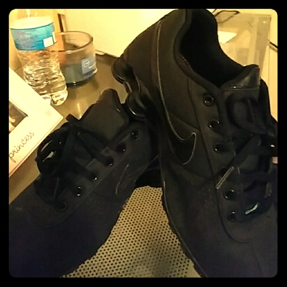 Black Nike Shocks