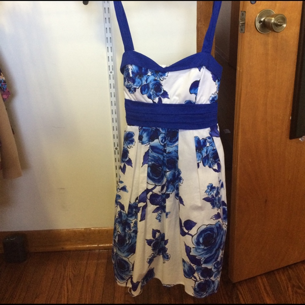 White & Blue Floral Dress w/ Sweetheart Neckline
