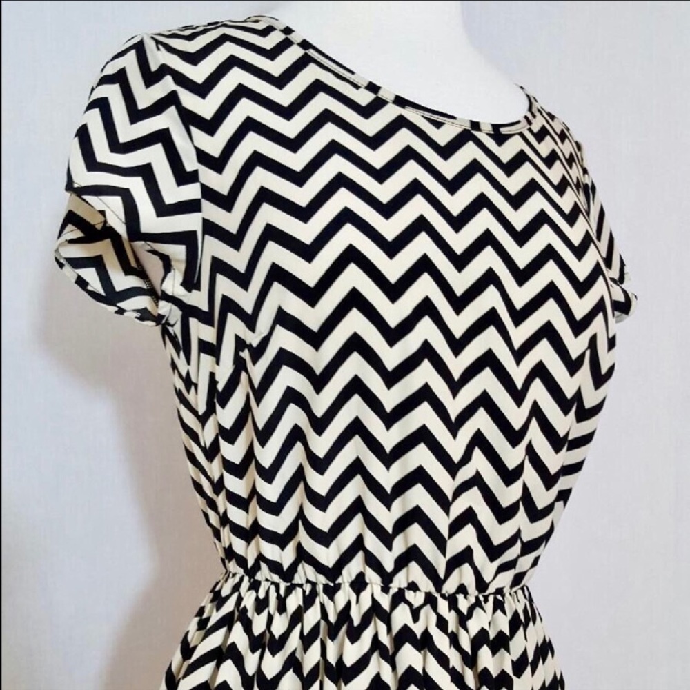 👗 NWOT Chevron Dress- super cute😍 Fun unique - Picture 5 of 8