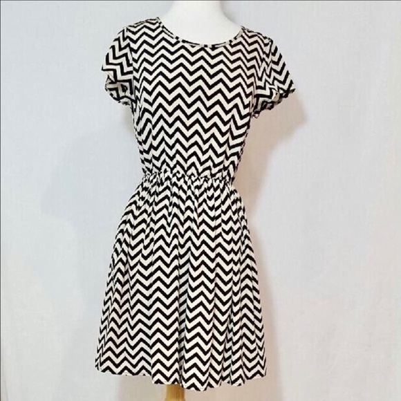 👗 NWOT Chevron Dress- super cute😍 Fun unique - Picture 2 of 8
