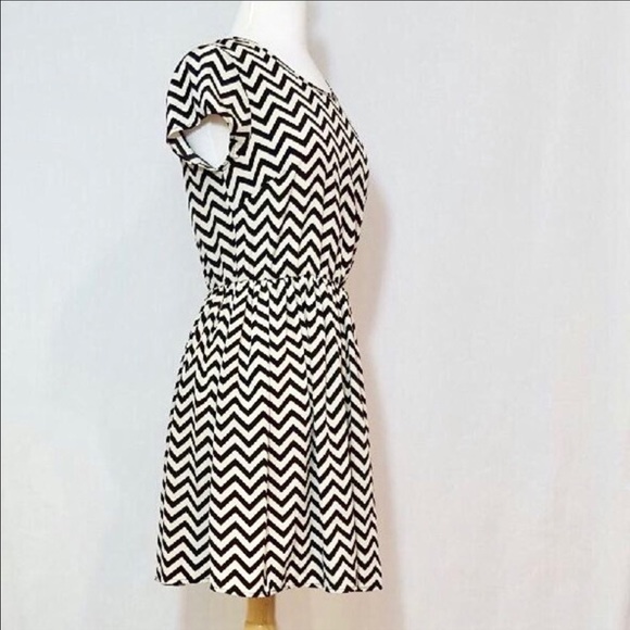 👗 NWOT Chevron Dress- super cute😍 Fun unique - Picture 3 of 8