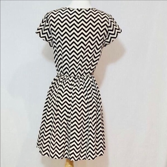 👗 NWOT Chevron Dress- super cute😍 Fun unique - Picture 4 of 8