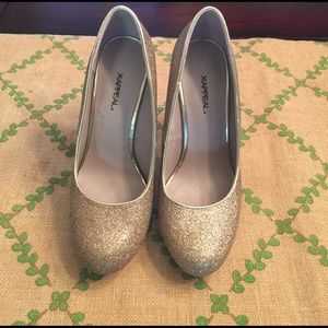 Gold sparkle heels ✨✨