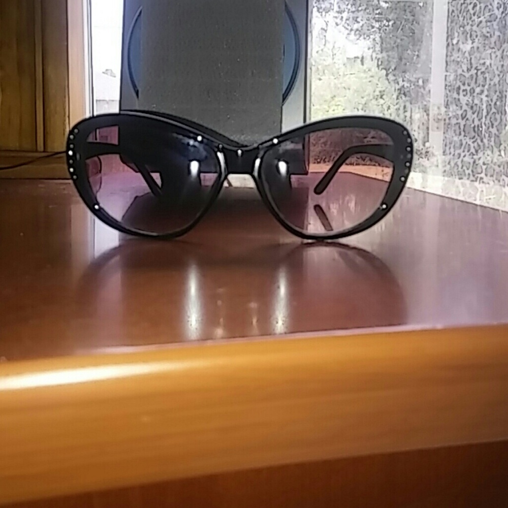 Hello Kitty Glasses - Picture 2 of 4