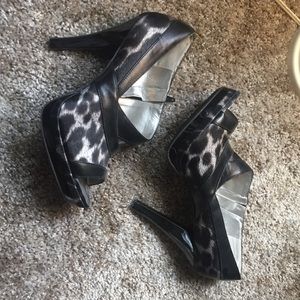 💙 5 for $20! Carlos Santana Animal print heels