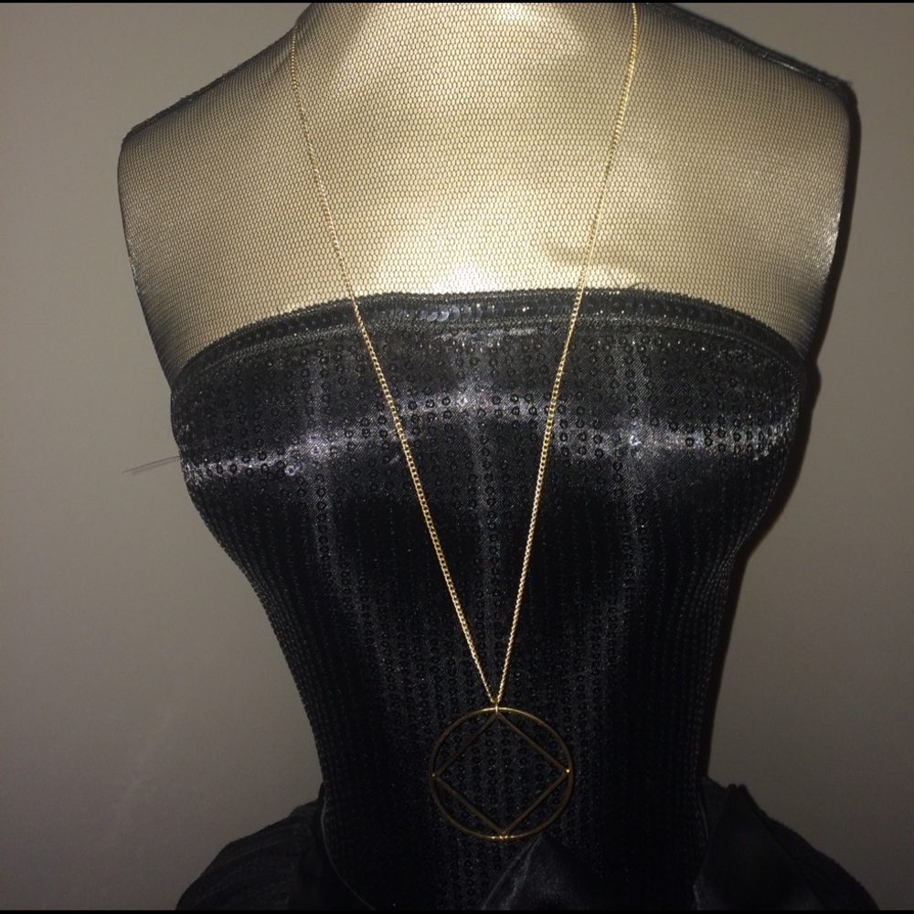 Long gold necklace.
