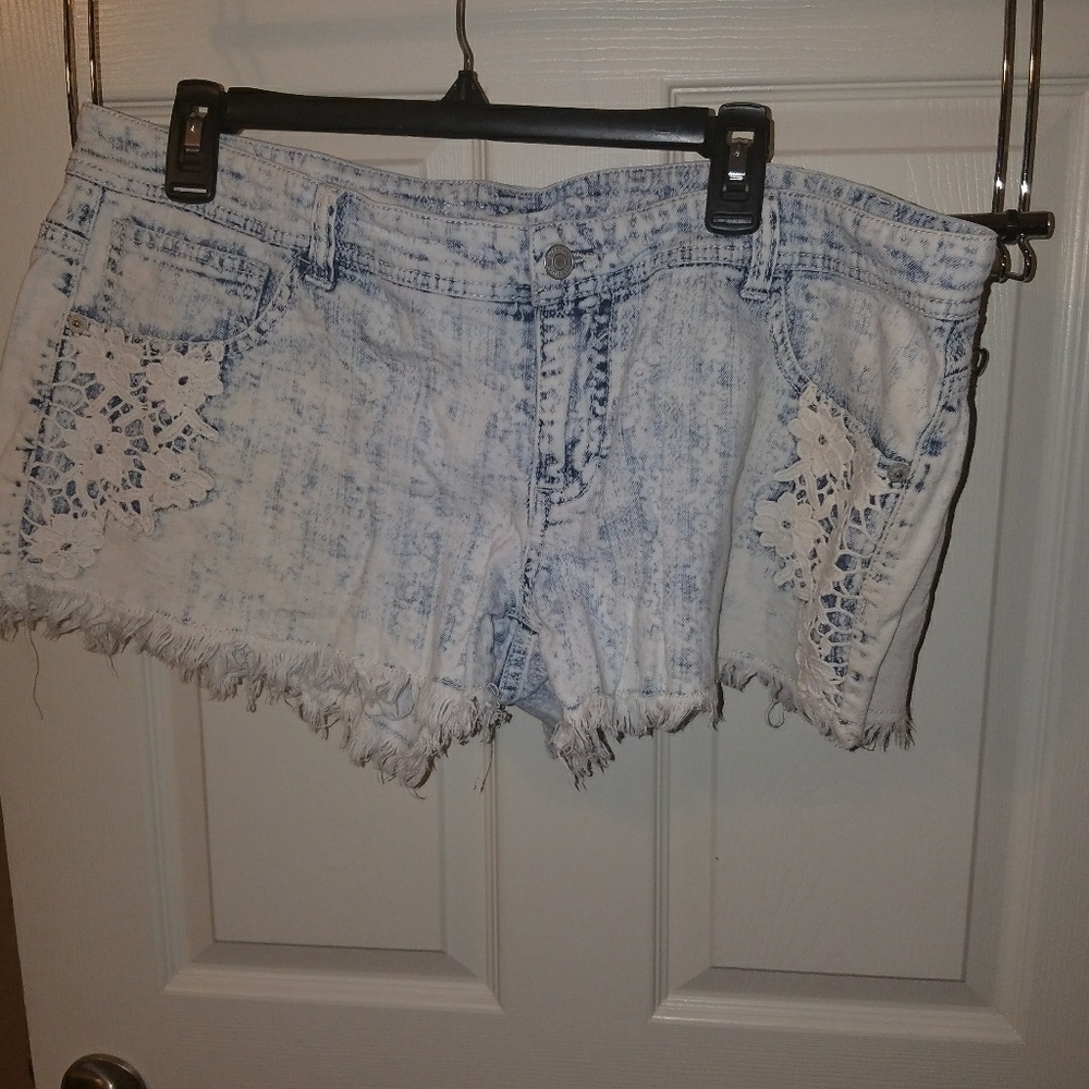 Mossimo stretchy jean shorts size 16