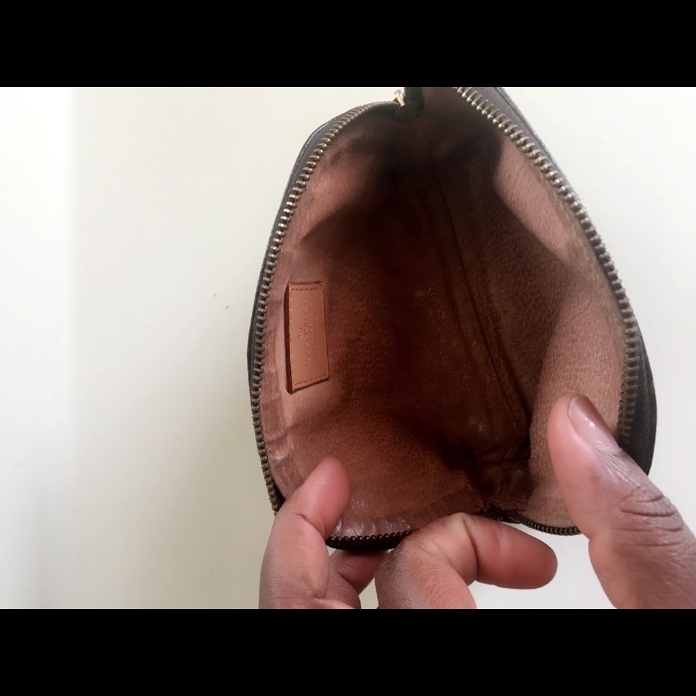 Louis Vuitton cosmetic pouch!!..πππ
πΎ - Picture 5 of 7