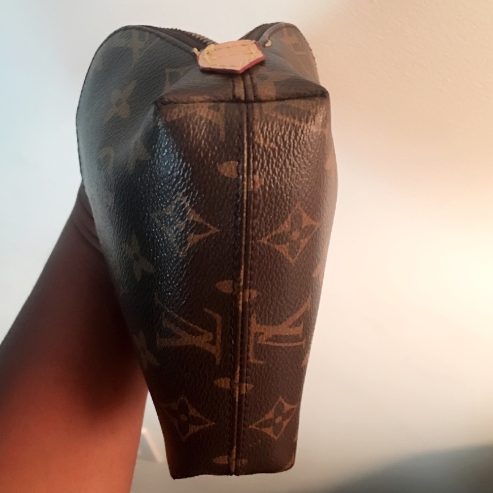 Louis Vuitton cosmetic pouch!!..πππ
πΎ - Picture 2 of 7