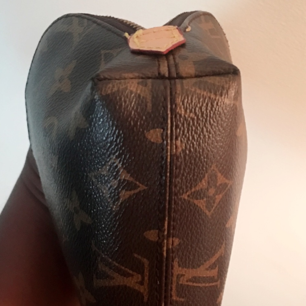Louis Vuitton cosmetic pouch!!..πππ
πΎ - Picture 7 of 7