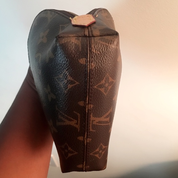 Louis Vuitton cosmetic pouch!!..💄💋💅🏾 - Picture 2 of 7