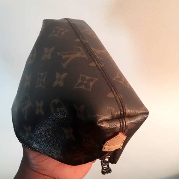 Louis Vuitton cosmetic pouch!!..💄💋💅🏾 - Picture 3 of 7
