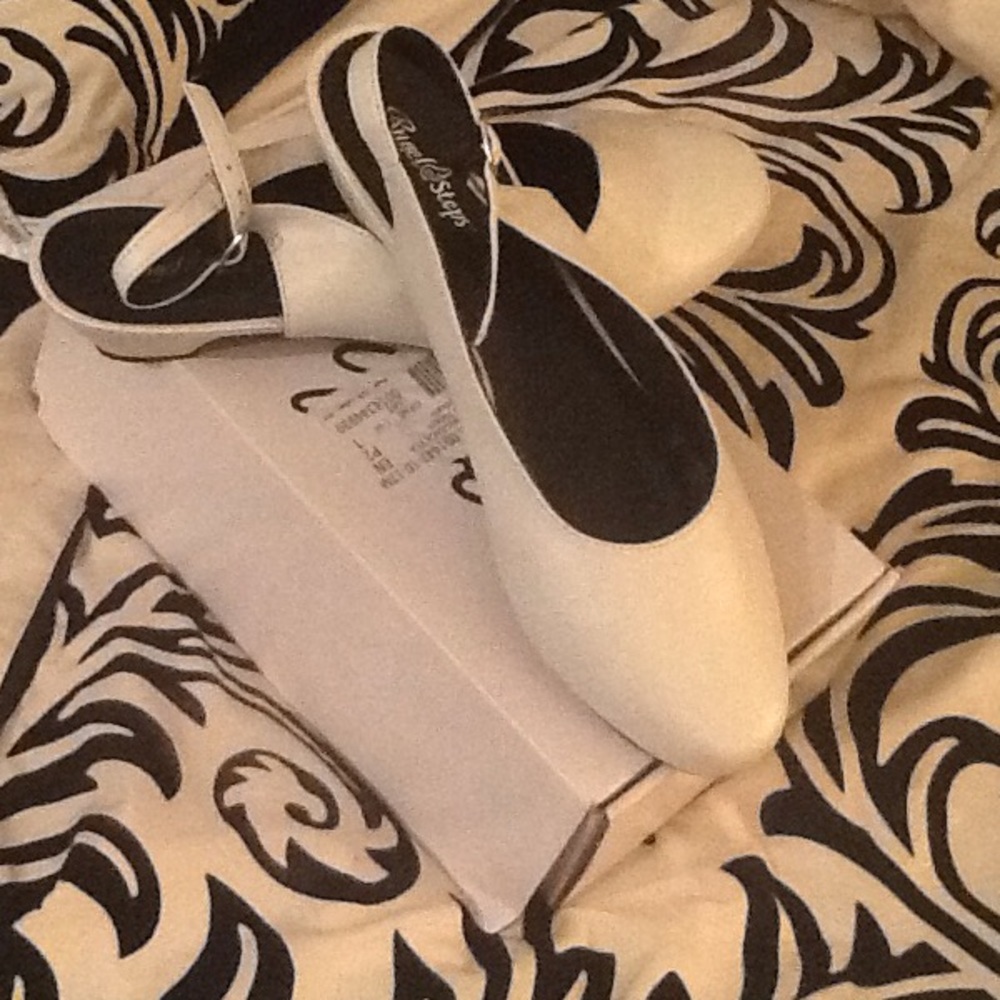 Shoes - Picture 3 of 4