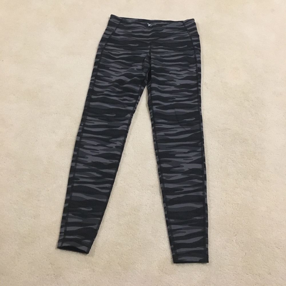 Old Navy camo workout pants Size L