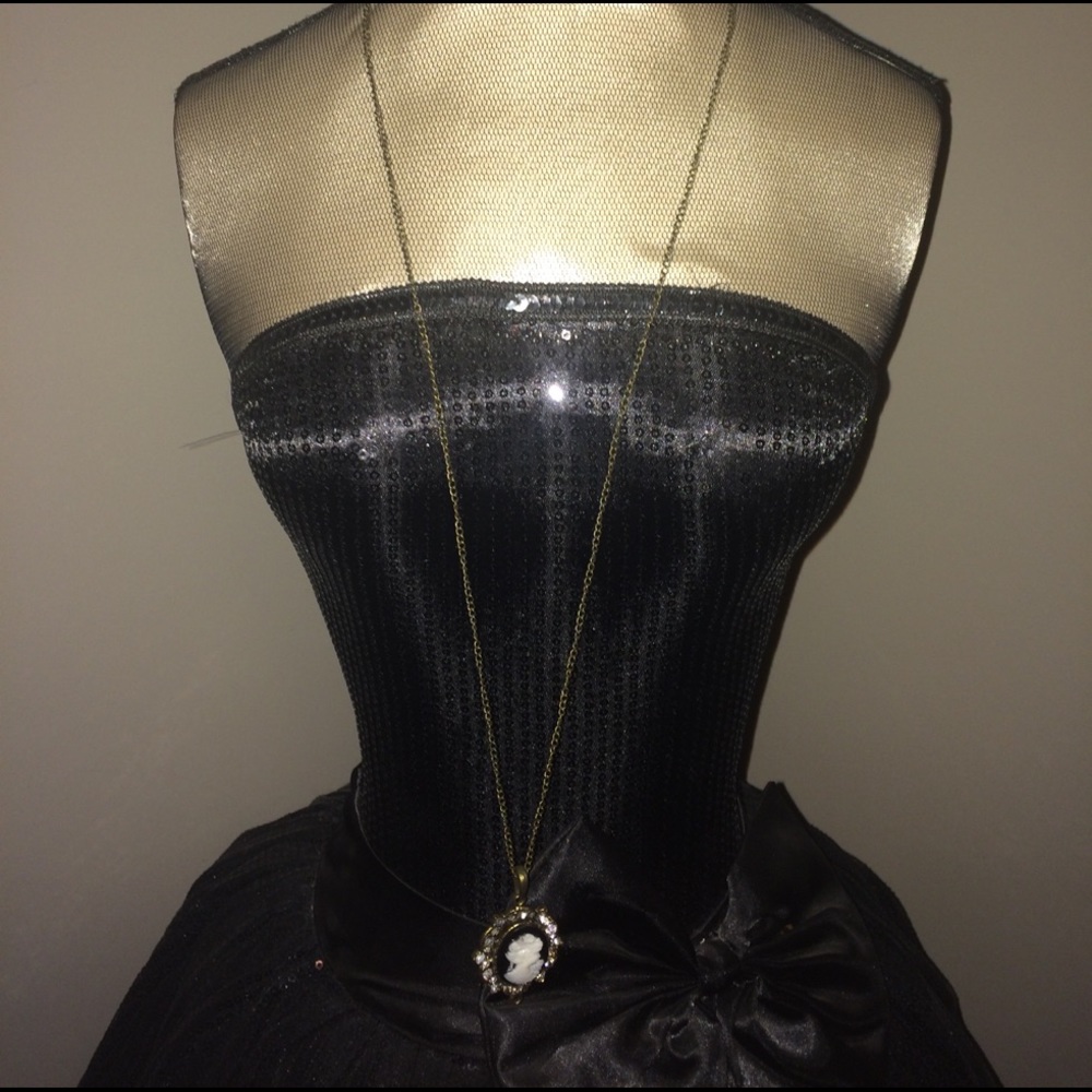 Gold necklace with cameo.