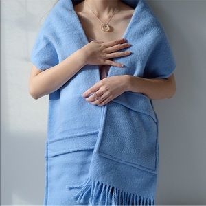 Wool scarf with oversized pockets