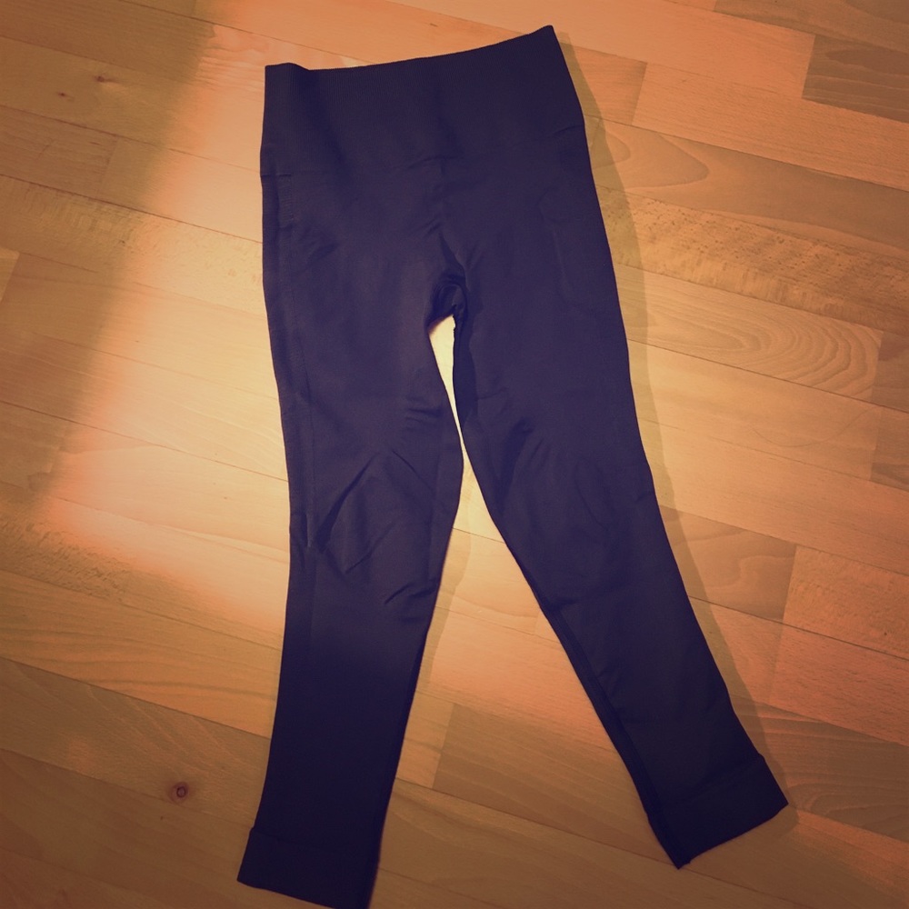 Lululemon In the Flow crop. Charcoal Gray. Size 4