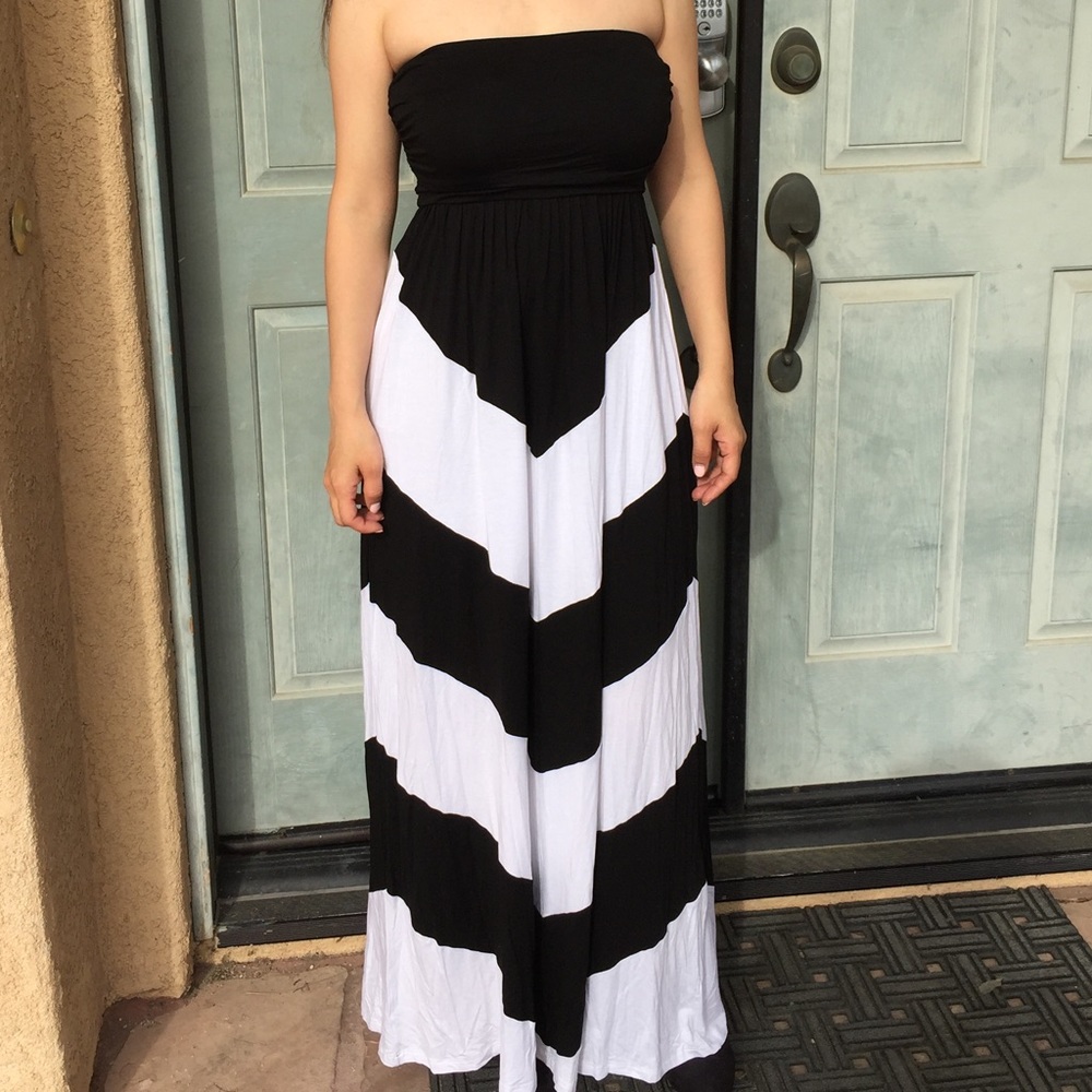 Women straples maxi dress black white