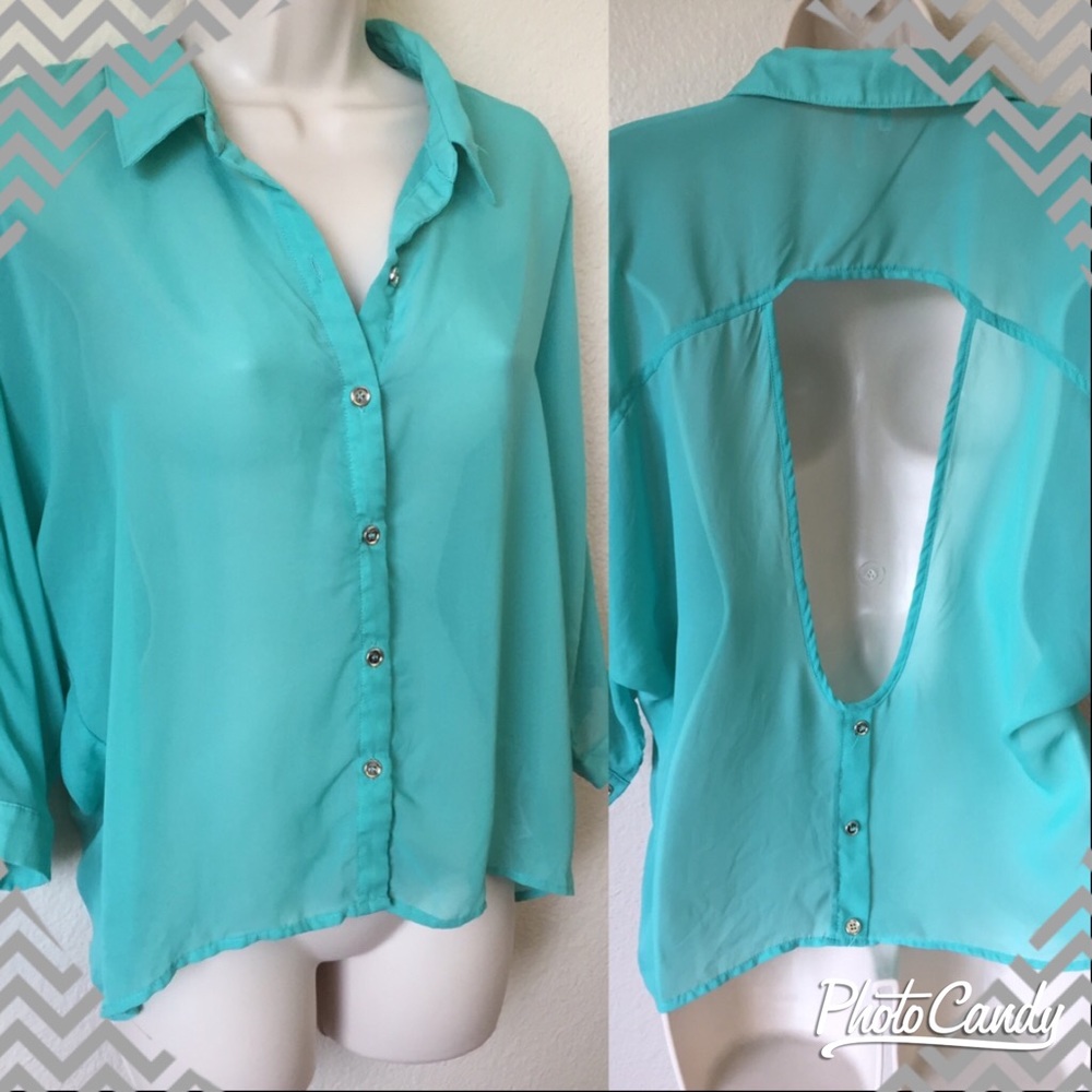 🚫SOLD🚫 Super cute open back blouse
