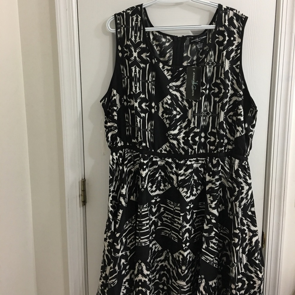 New Black and white sleeveless dress